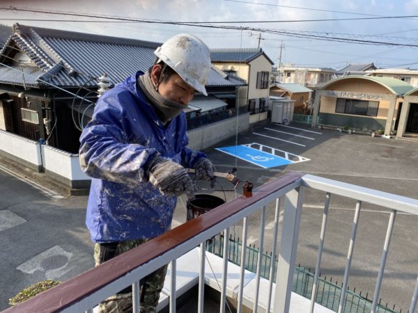 和歌山市市営団地　手摺りの塗り替え中カメラを向けると、、？　